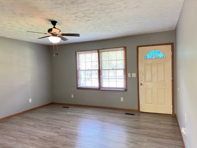 Building Photo - Walnut Grove House 3 Bedroom 1 Bath + covered car port!