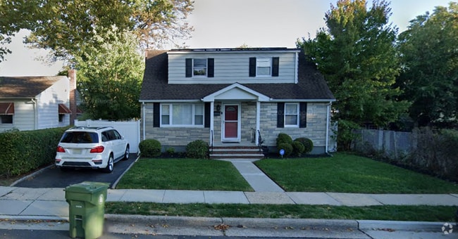 Building Photo - 910 E Henry St