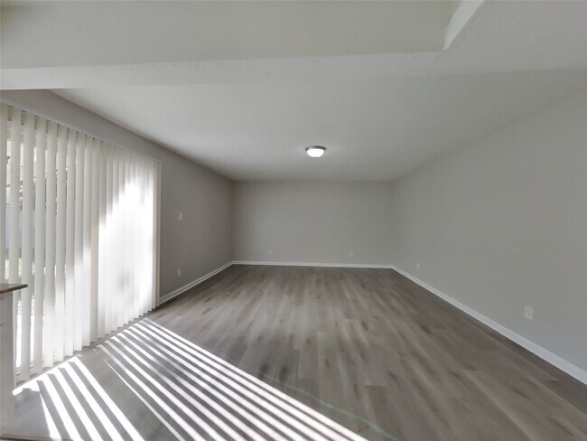 Foto del edificio - 5655 Hardwood Forest Dr