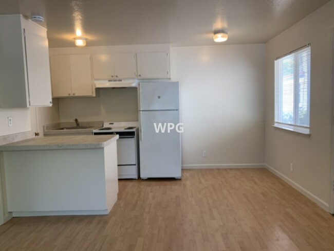Building Photo - 461 N San Pedro St