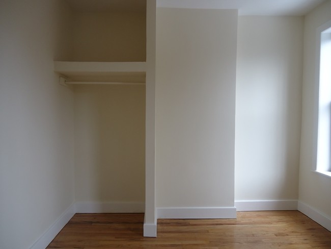 Building Photo - 1318 Halsey St
