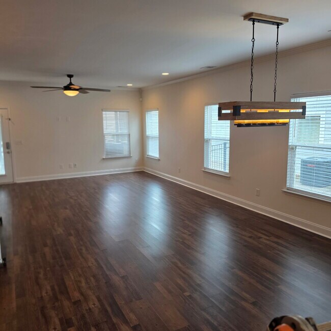 Foto del edificio - 466 Carriage House Ln