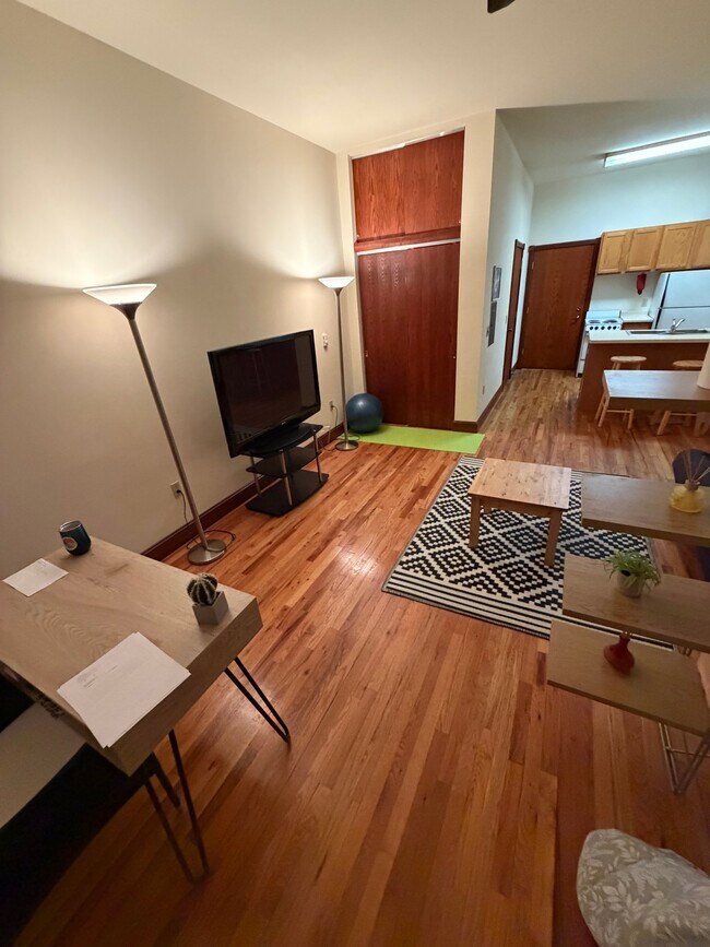 Foto del edificio - 402 W Dayton St