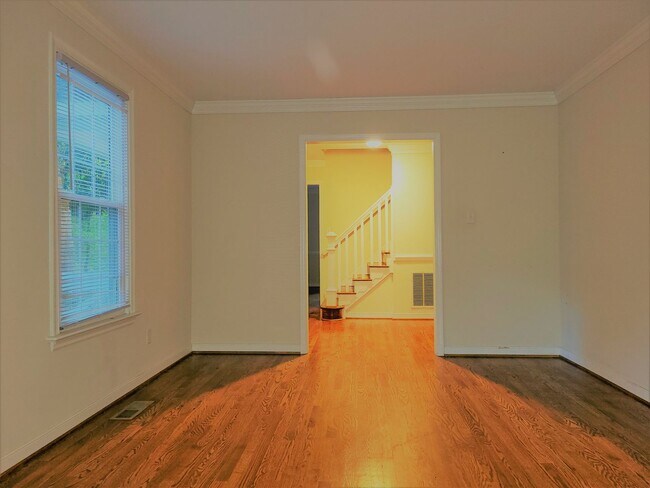 Foto del edificio - Huge 5 bedroom upgraded Colonial with larg...