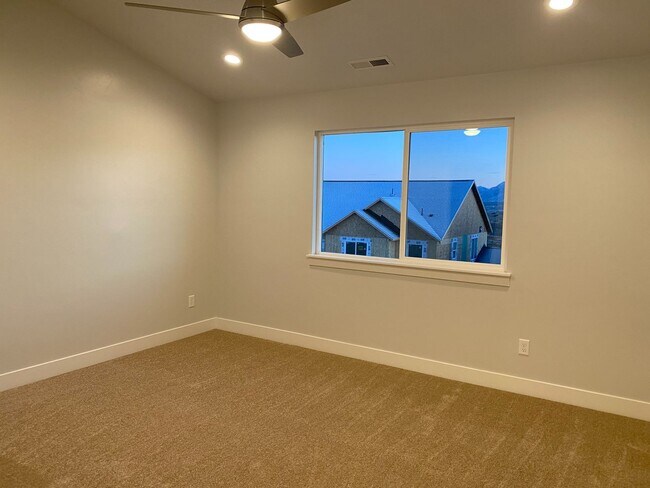 Foto del edificio - Charming 3-Bedroom Townhome with Modern Up...