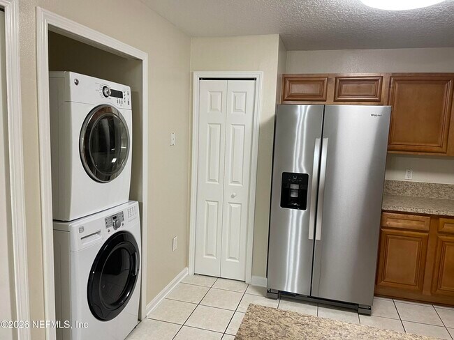 Foto del edificio - 6985 Ortega Woods Dr