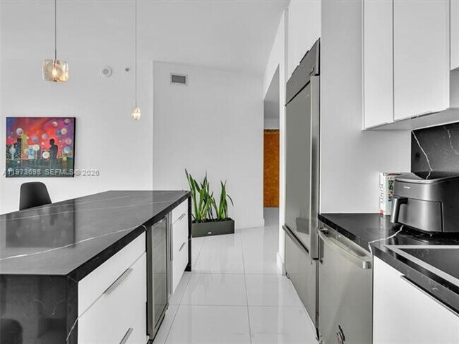 Building Photo - 2020 N Bayshore Dr