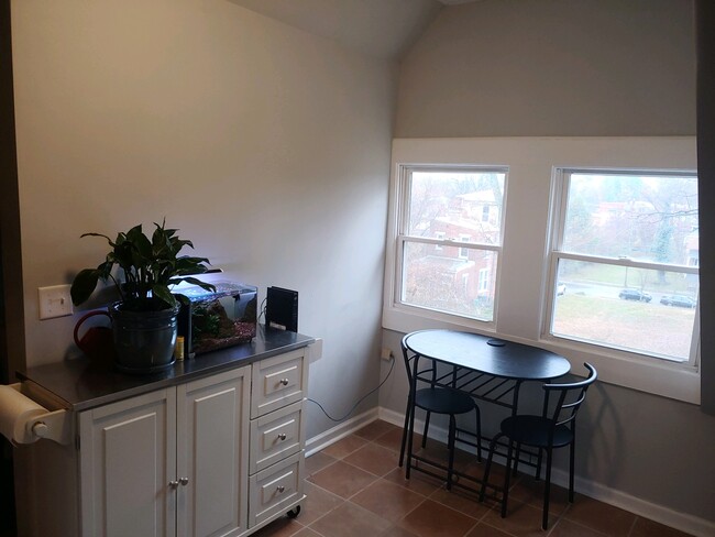 Kitchen/Dining Room (furnished) - 1835 Hewitt Ave