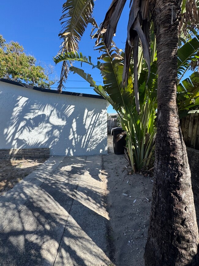 Building Photo - 429 45th St