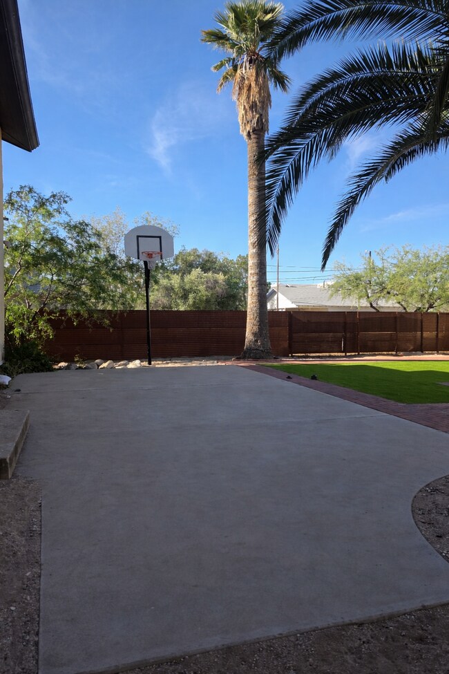 Foto del edificio - 833 N 4th Ave