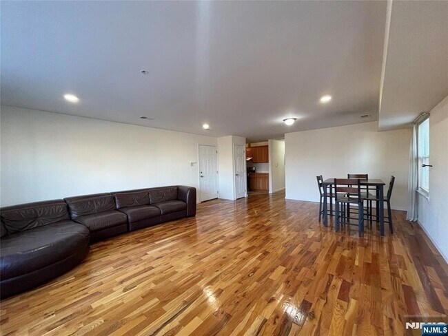Foto del edificio - 283-285 Morris Avenue Unit