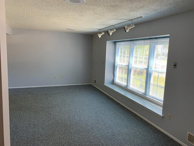 Building Photo - 10 Alden Ter