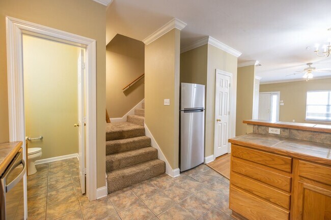 Foto del edificio - 4 bedroom Townhome Near LSU in a Gated Community