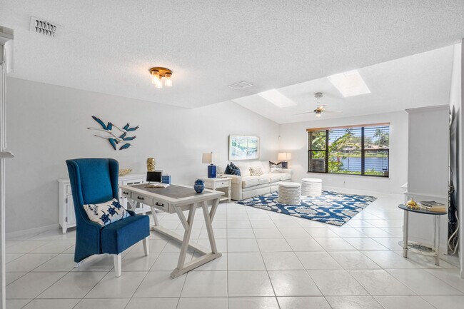 Foto del edificio - 428 Lake Pointe S Ln