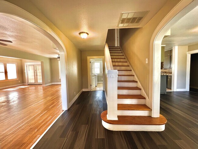 Foto del edificio - MOVE IN SPECIAL! Gorgeous Vintage home!