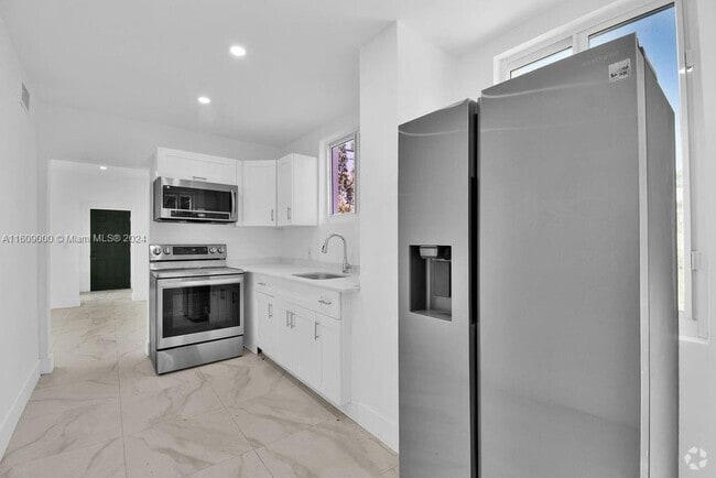 Building Photo - 3025 NW 8th Ave