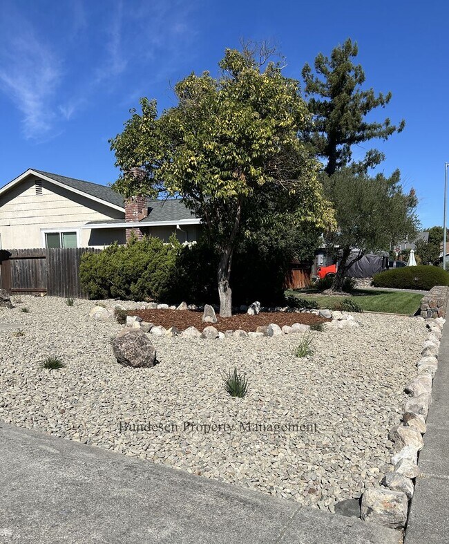 Foto del edificio - East Petaluma Four Bedroom Home