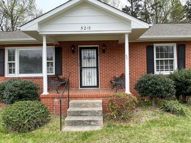 Building Photo - Large Renovated Ranch Home, Two Kitchens &...