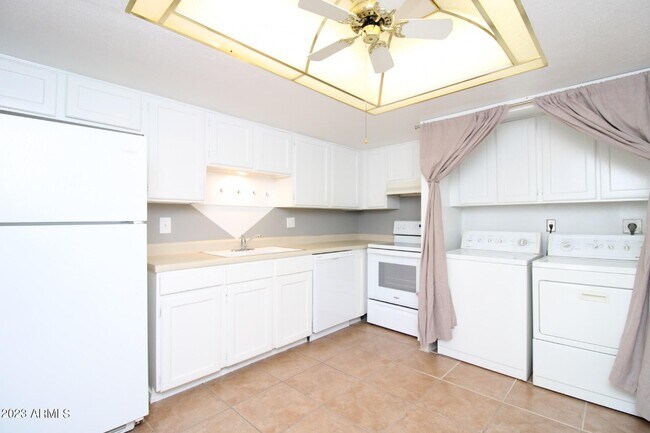 Foto del edificio - 8060 E Oak St