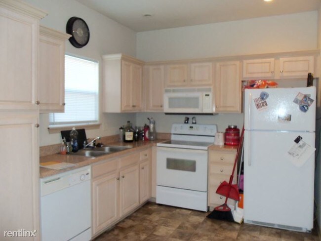 Foto del edificio - 2 br, 2.5 bath Townhome - 1663 SW Mission Rd