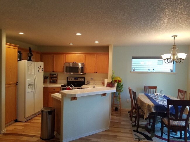 Building Photo - 3 Bedroom plus Den! Jackson School Neighbo...