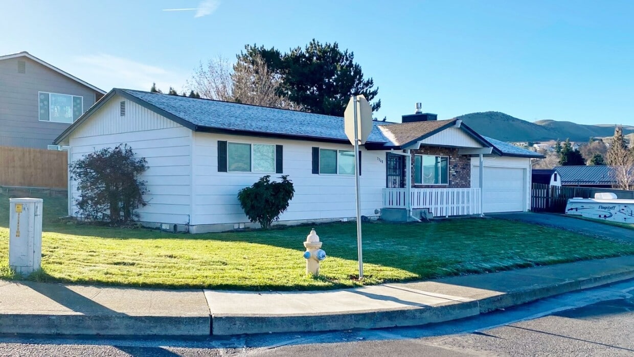 3308 Royal Crest Dr E, The Dalles, OR 97058 House Rental in The