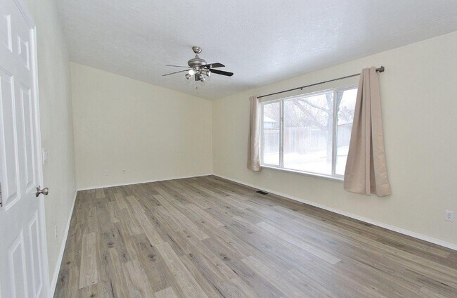 Building Photo - Single- Level Home w/Mature Landscaping