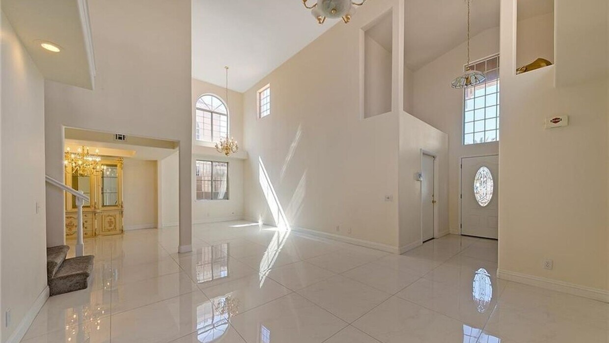 Building Photo - NO HOA!!  MODERNIZED BEAUTY WITH 2 CAR GAR...