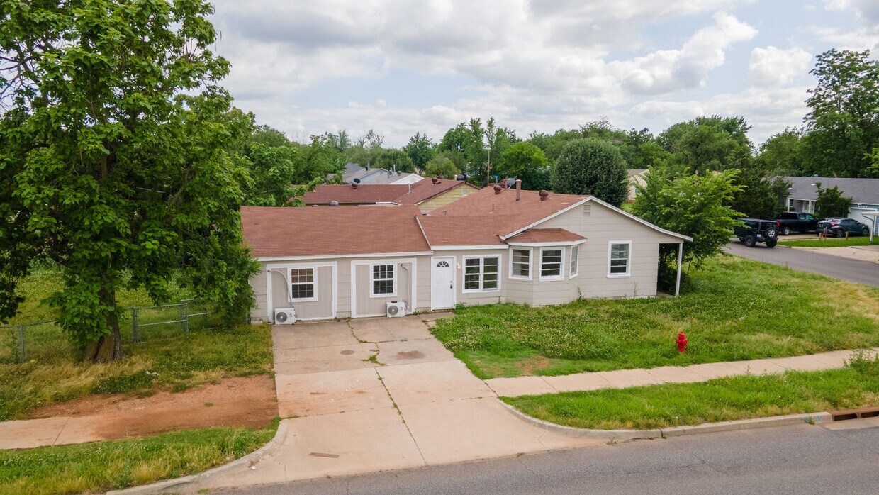 Primary Photo - 4 Bed 1 Bath Home Available!