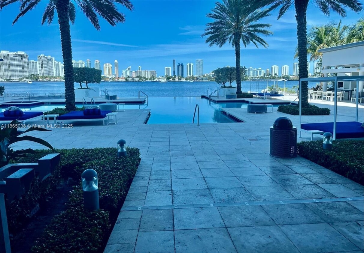 Foto principal - 17111 Biscayne Blvd