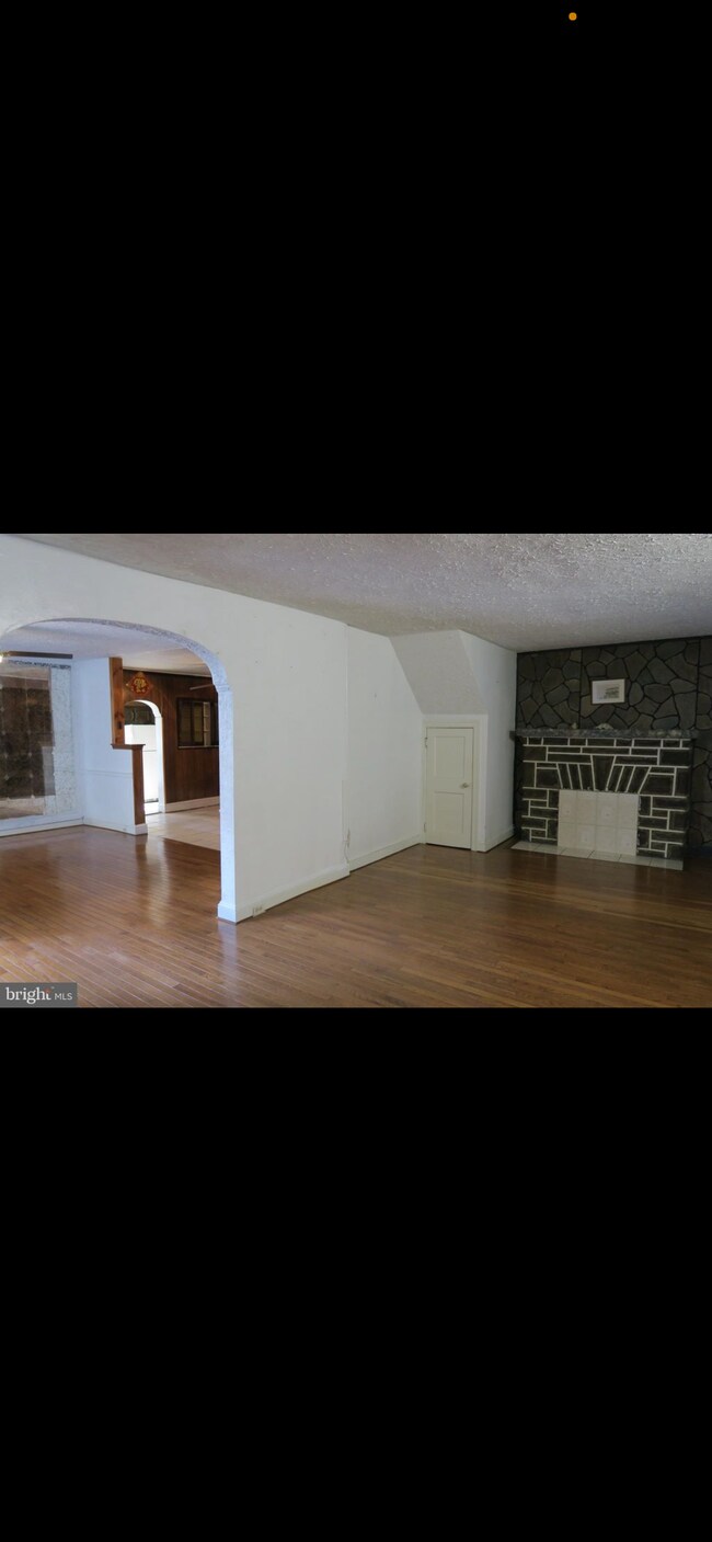 Building Photo - 10 Overhill Rd
