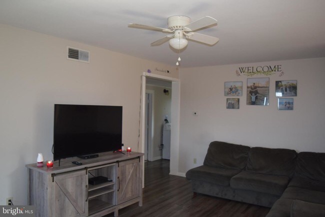 Building Photo - 7429 Bayside Dr