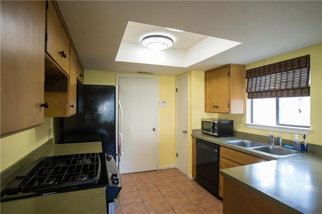 Building Photo - 2114 Shiloh Dr