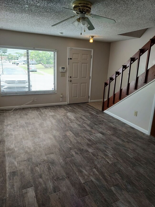 Building Photo - Townhouse  located near UCF - 2 Bed / 1.5 ...