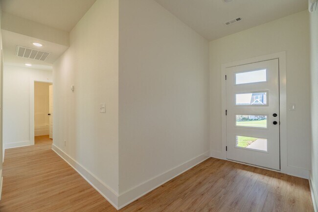 Building Photo - LIKE NEW 3-bedroom 2 bath Home in Prairie Grove!! FENCED YARD INCLUDED!