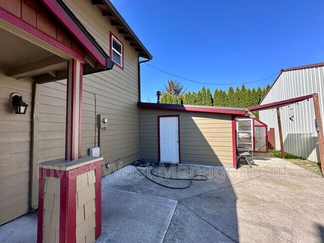 Building Photo - 1035 I St