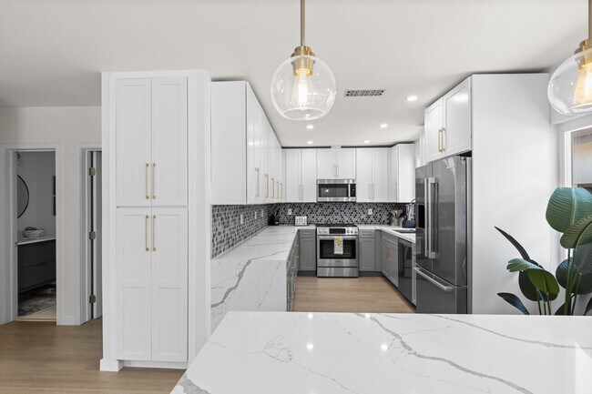 Foto del edificio - 9038 Whitaker Ave