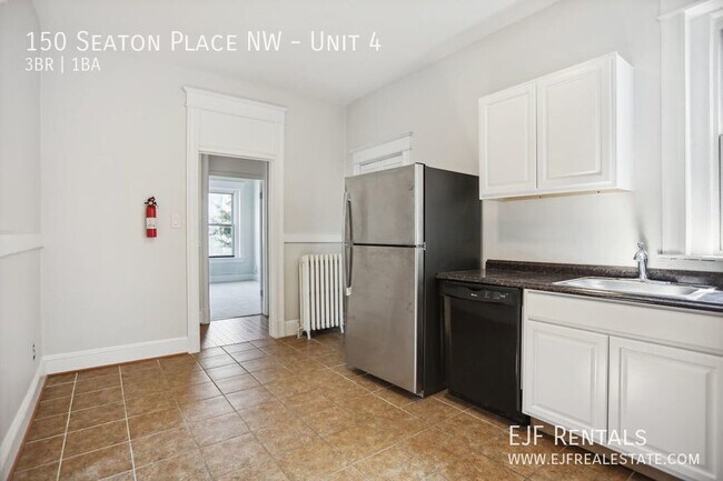 Building Photo - Top Floor Three Bedroom Apartment in Bloom...