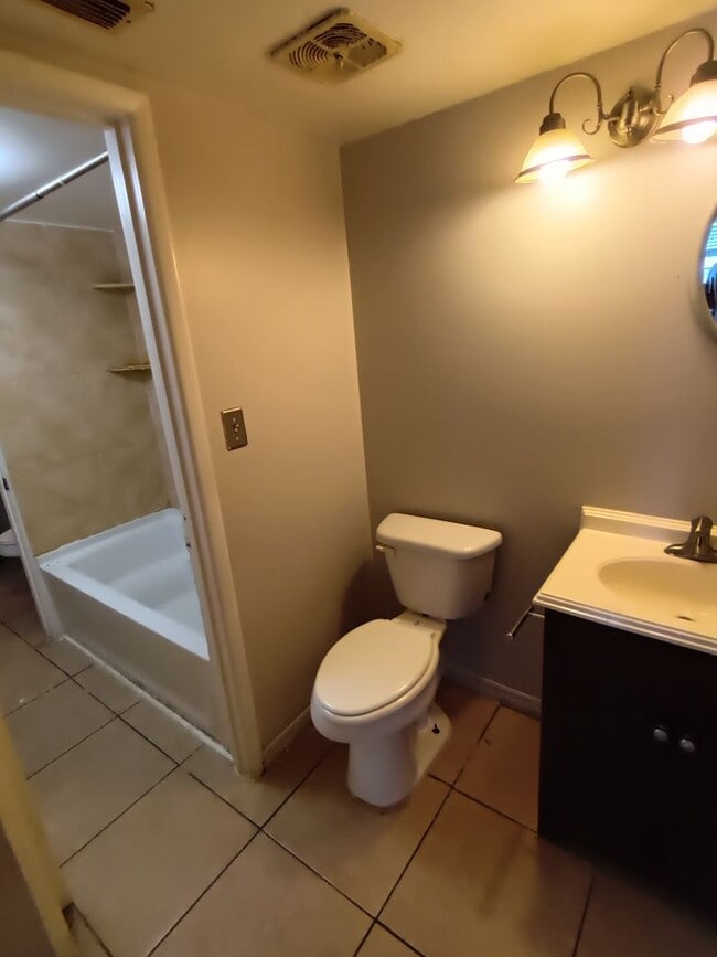 Building Photo - 2 Bedroom, 1.5 Bathroom Condo For Rent at ...