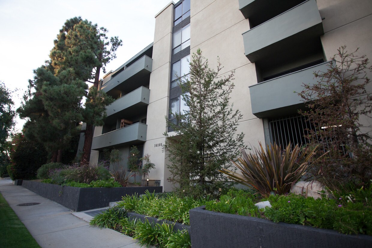 16169 Sunset Blvd Unit 302, Los Angeles, CA 90272 Condo for Rent in