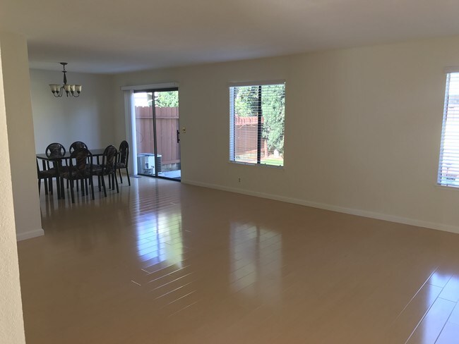Salón - 3575 Lehigh Dr
