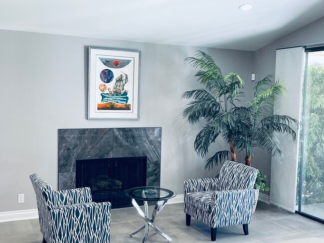 Building Photo - 1157 S La Verne Way