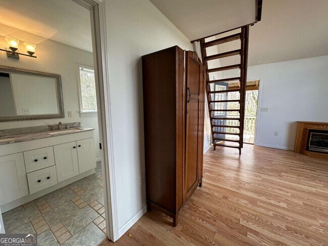 Foto del edificio - 422 Laurel Ridge Rd