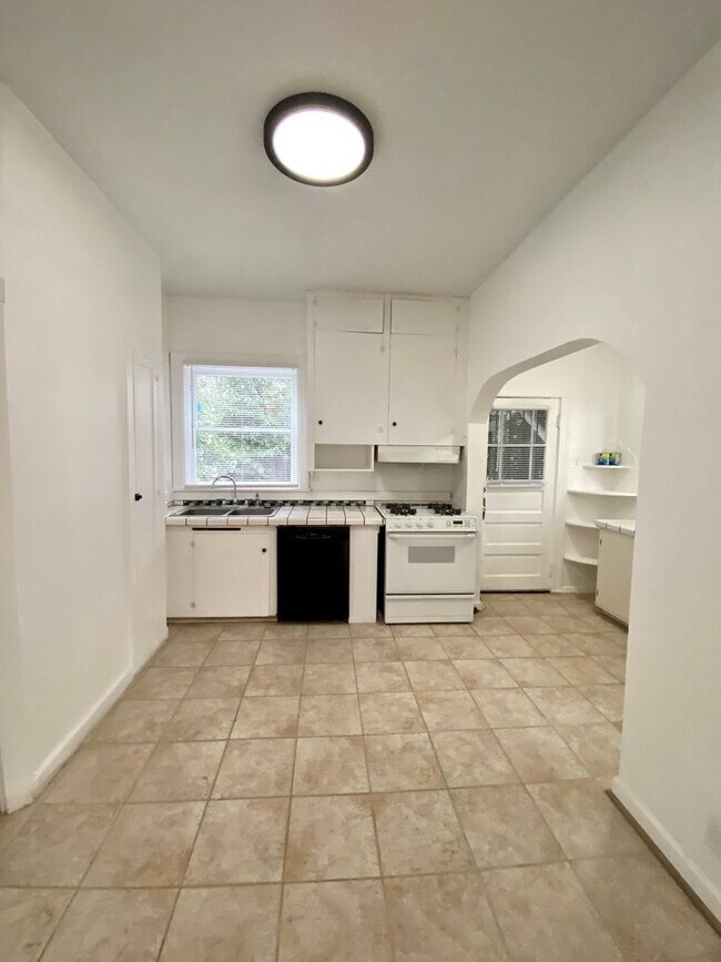Building Photo - Wonderfully Remodeled, Large Victorian Sty...
