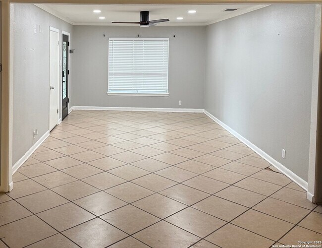 Building Photo - 335 Pinewood Ln
