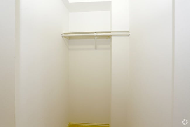 1 Bedroom - Walk-in Closet - Woodlawn Terrace
