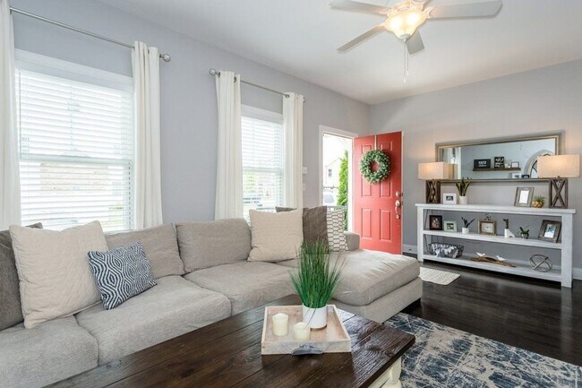 Building Photo - Exceptional and Spacous Townhouse!
