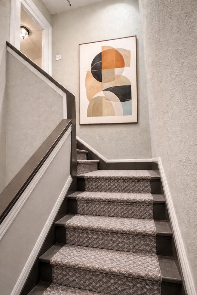 Dos entradas al apartamento del segundo piso. - 136 Fairfield Ave