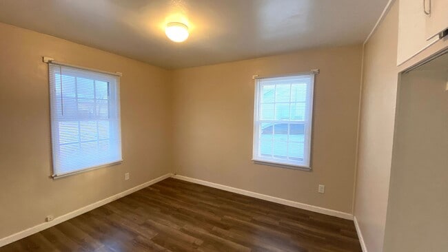 Building Photo - 2 Bedroom, 1 Bath Home w/Garage Available ...