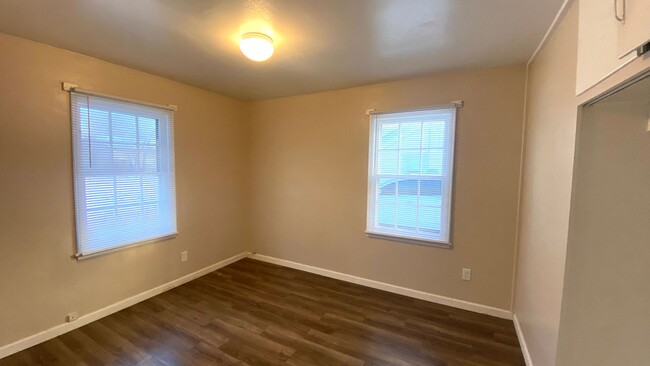 Building Photo - 2 Bedroom, 1 Bath Home w/Garage Now Availa...